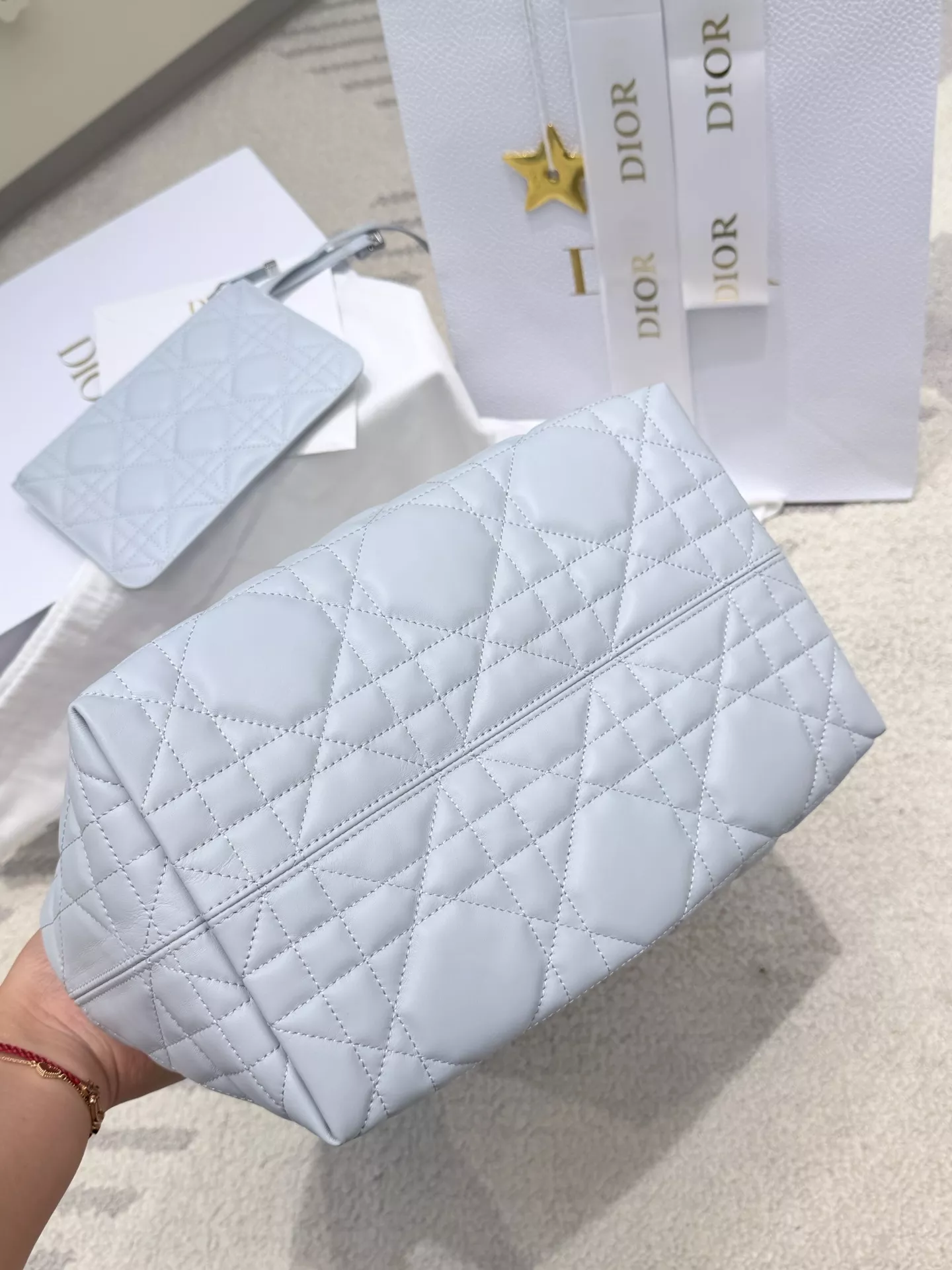 디올 아이스 블루 퀼팅 토트백 상세 이미지 4