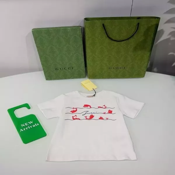 구찌 잉어 프린트 라운드 반소매 티셔츠
