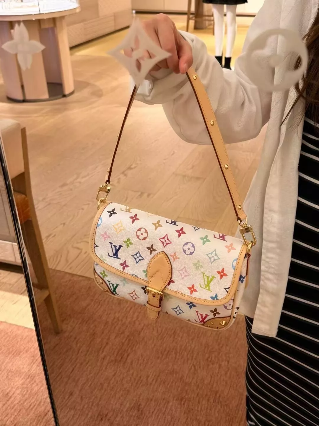 루이비통 멀티컬러 플랩 스트랩 백 상세 이미지 22