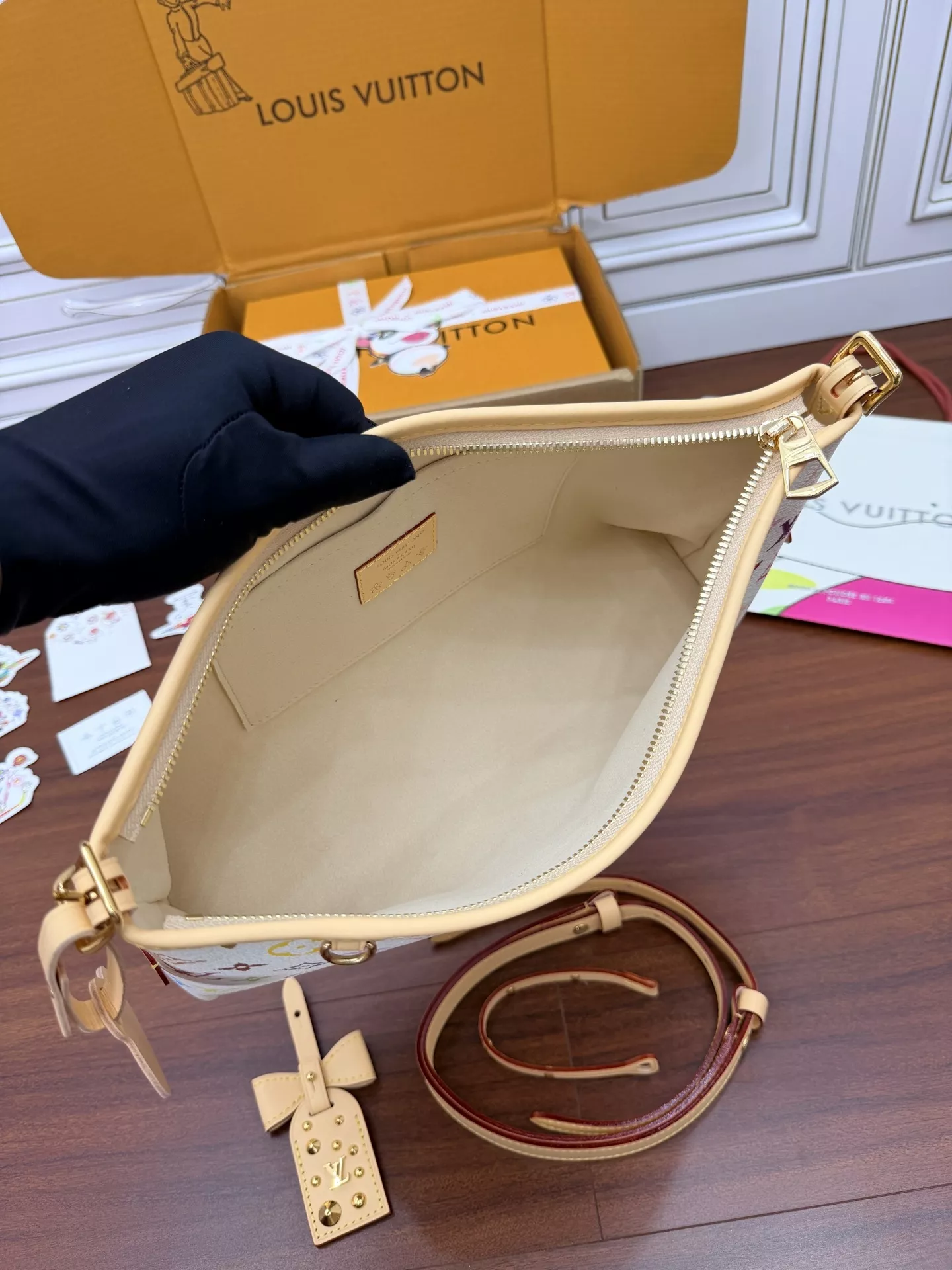 루이비통 멀티 컬러 모노그램 스트랩 백 상세 이미지 6