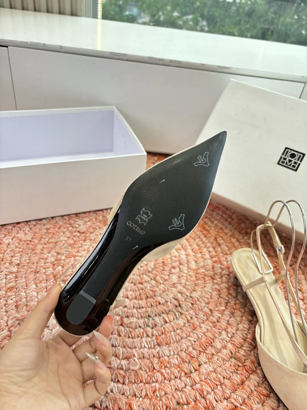 코템프 메탈릭 광택 포인티드 슬링백 상세 이미지 9