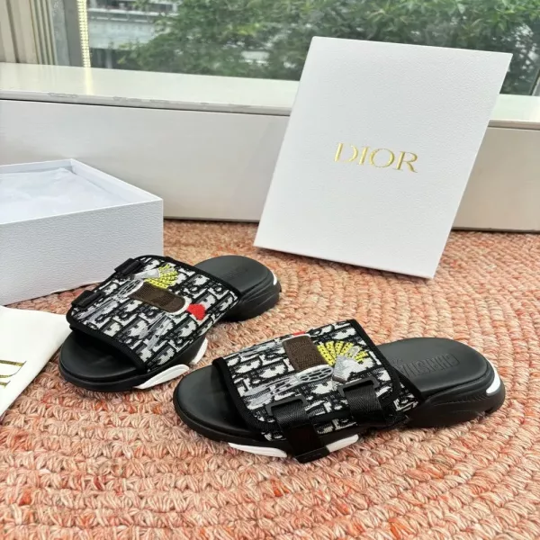 디올 로고 버클 스트랩 슬리퍼