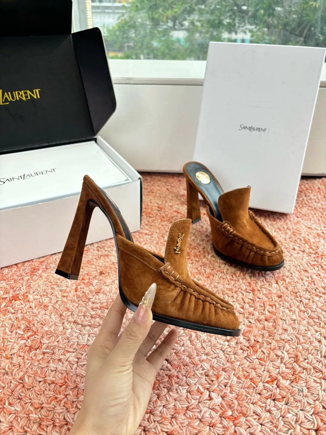 입생로랑 YSL 스몰 로고 힐 로퍼 뮬 상세 이미지 4