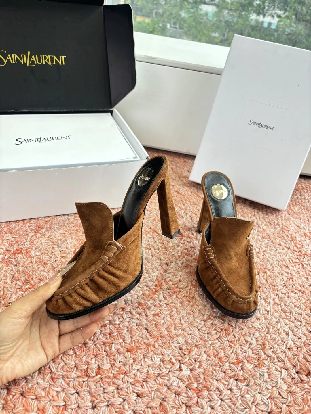 입생로랑 YSL 스몰 로고 힐 로퍼 뮬 상세 이미지 3