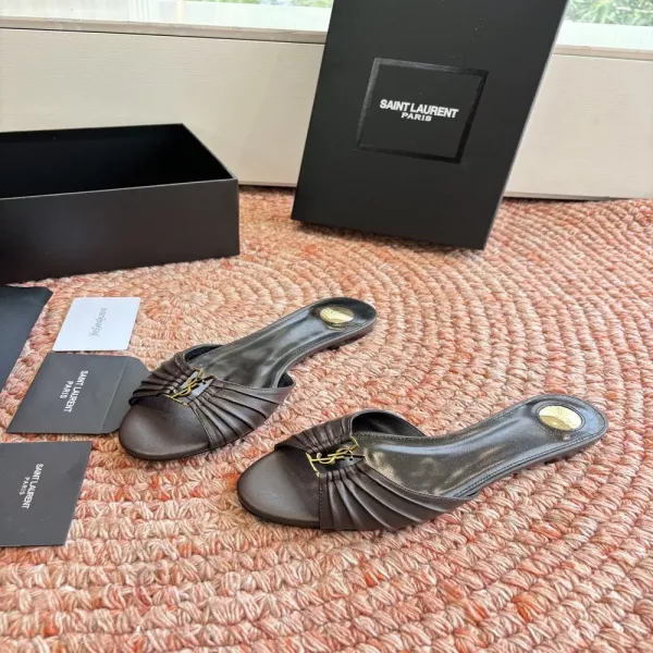 입생로랑 금속 체인 디테일 슬라이드 샌들