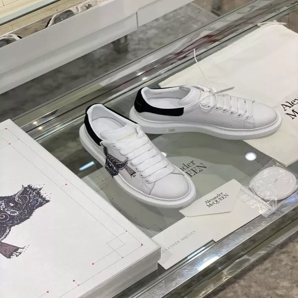 알렉산더맥퀸 클래식 화이트 레더 스니커즈