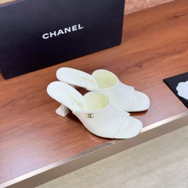 샤넬 더블씨 장식 에나멜 뮬 샌들