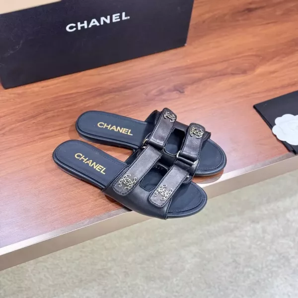 샤넬 더블 씨 버클 퀼팅 뮬 샌들