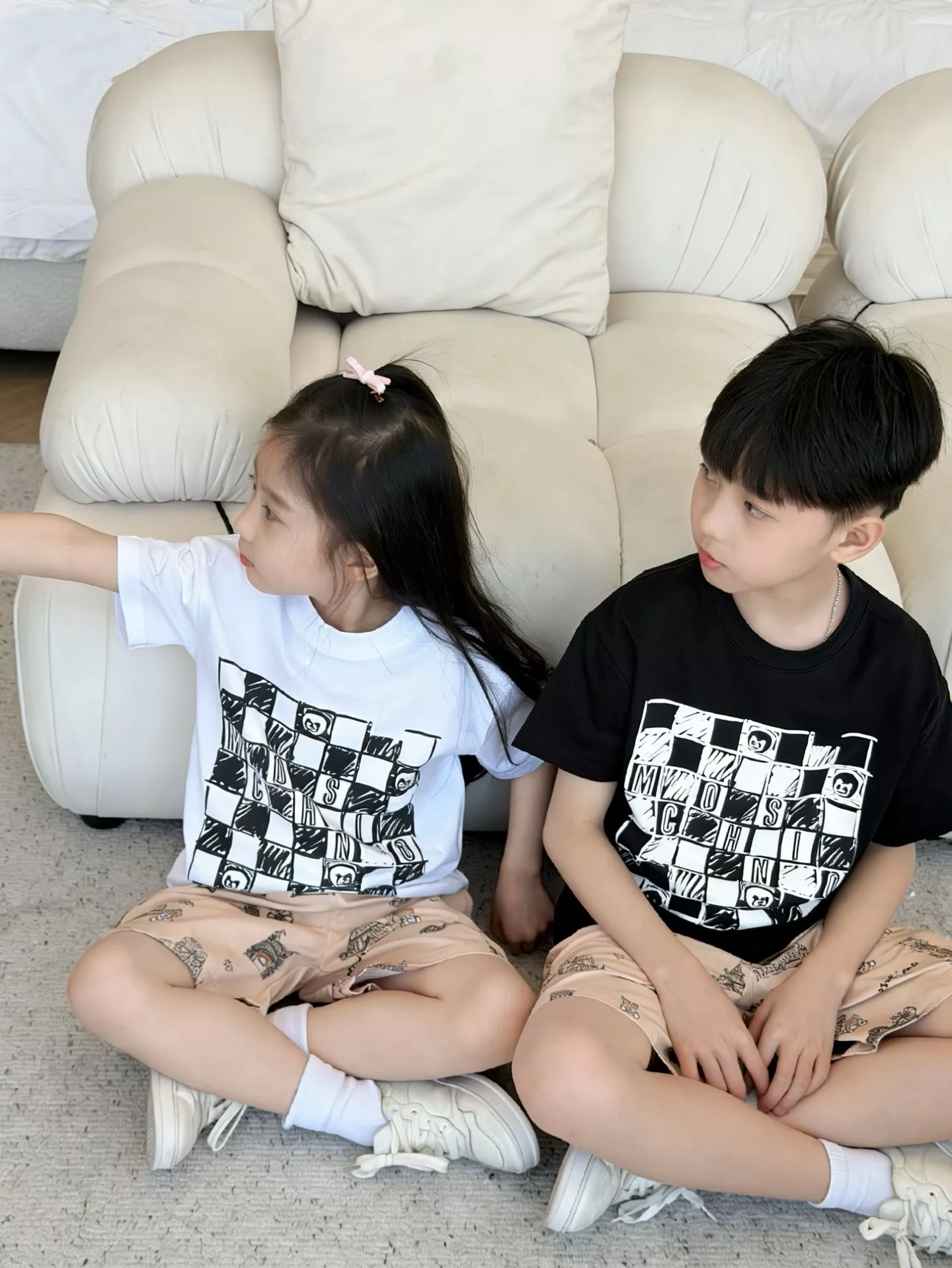 모스키노 블랙앤화이트 체커 프린트 반팔 티 상세 이미지 21