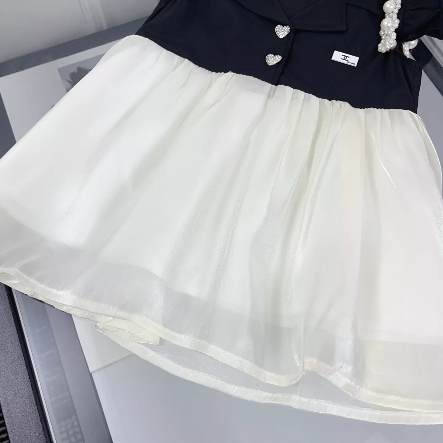 샤넬 블랙 화이트 배색 진주 장식 드레스 상세 이미지 8