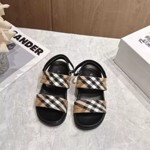버버리 체크 패턴 스트랩 샌들