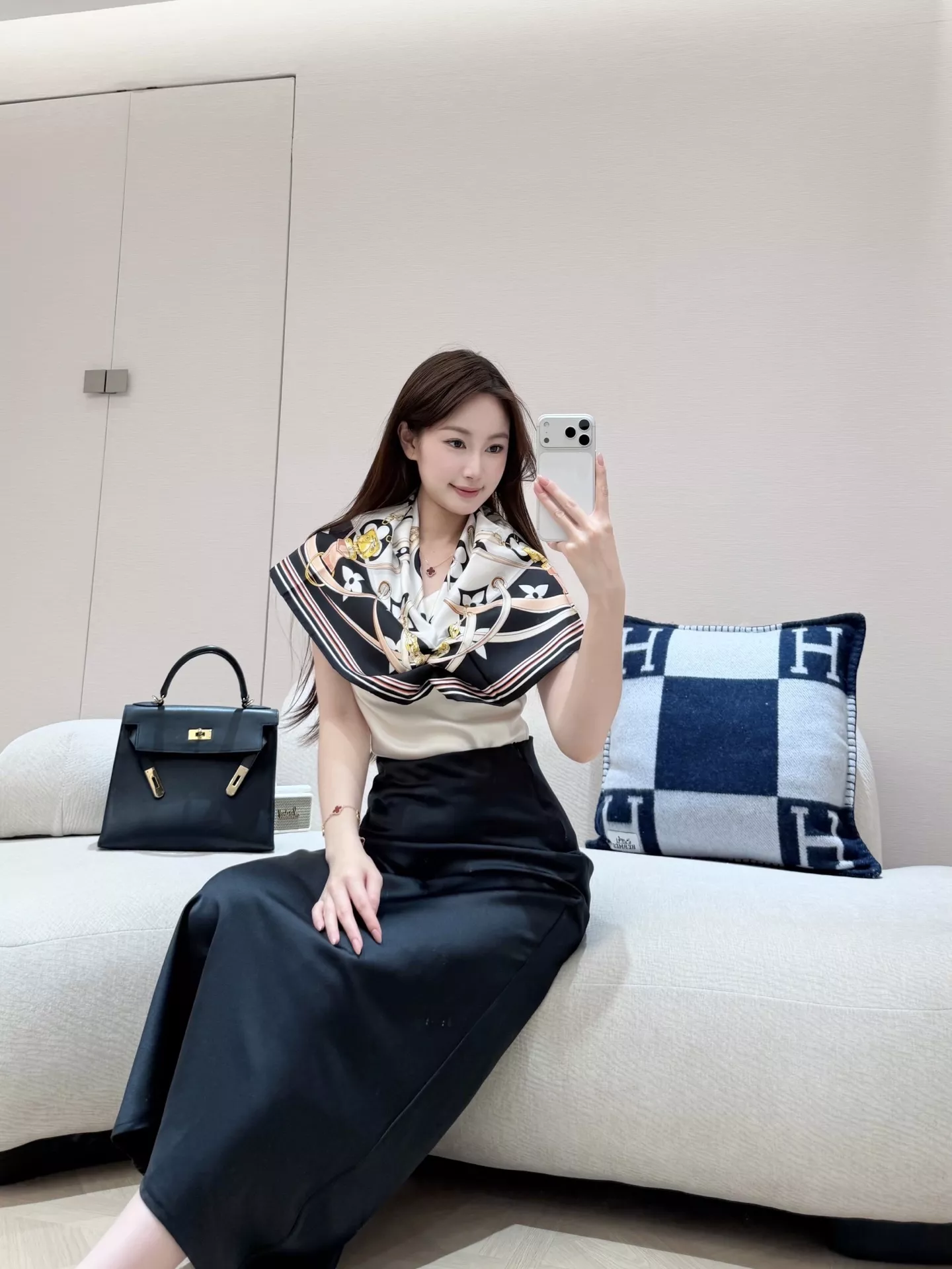 루이비통 모노그램 버클 체인 실크 스카프 상세 이미지 10
