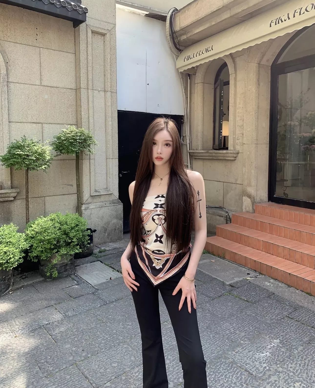 루이비통 모노그램 버클 체인 실크 스카프 상세 이미지 19
