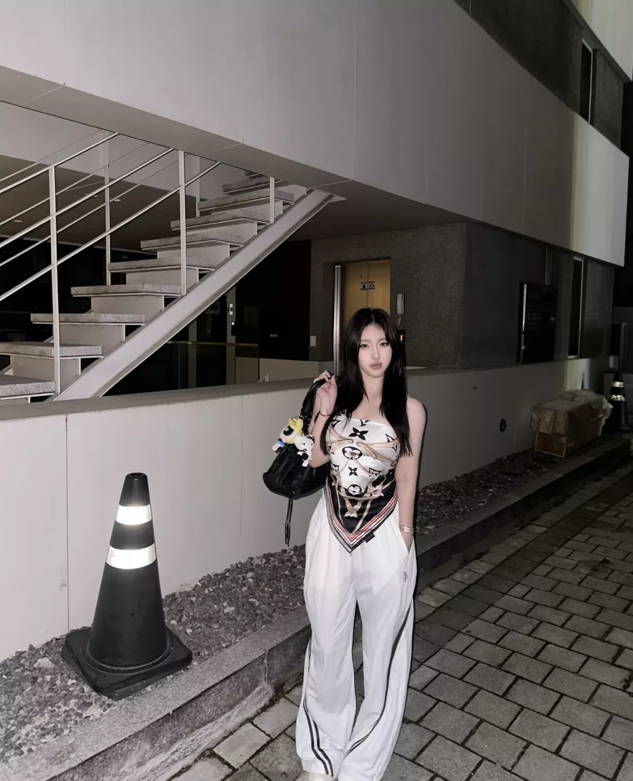 루이비통 모노그램 버클 체인 실크 스카프 상세 이미지 16