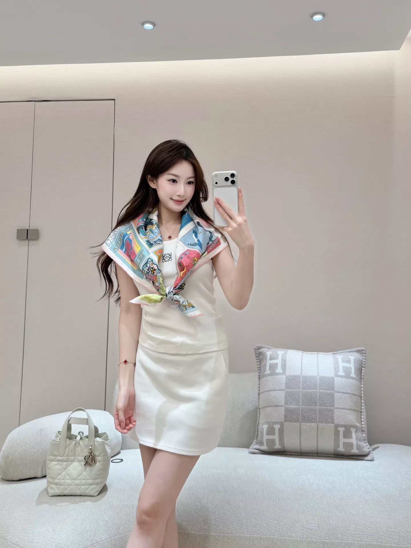 에르메스 실크 프린트 포인트 스카프 상세 이미지 11