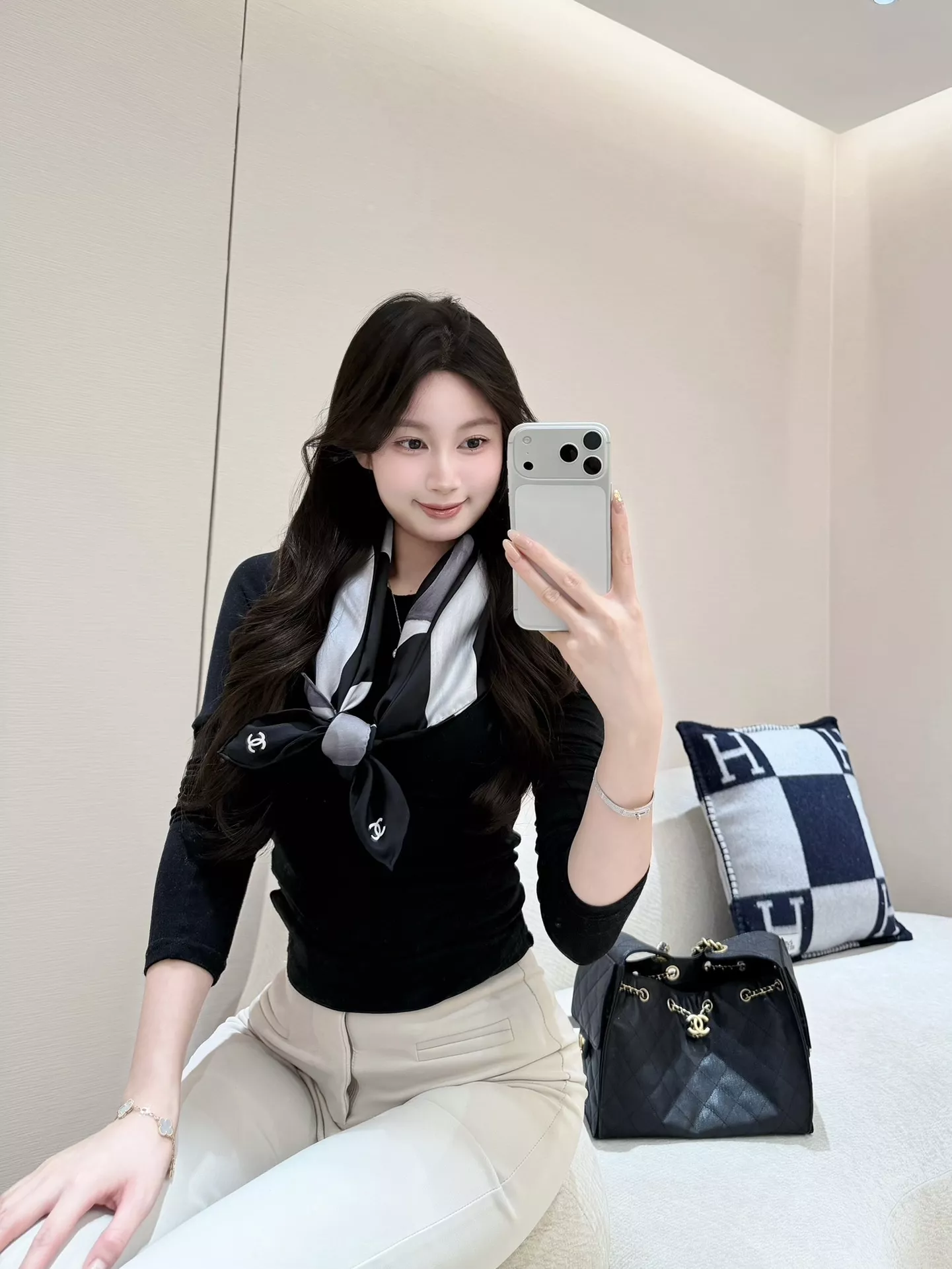 샤넬 리본 로고 실크 스카프 상세 이미지 10