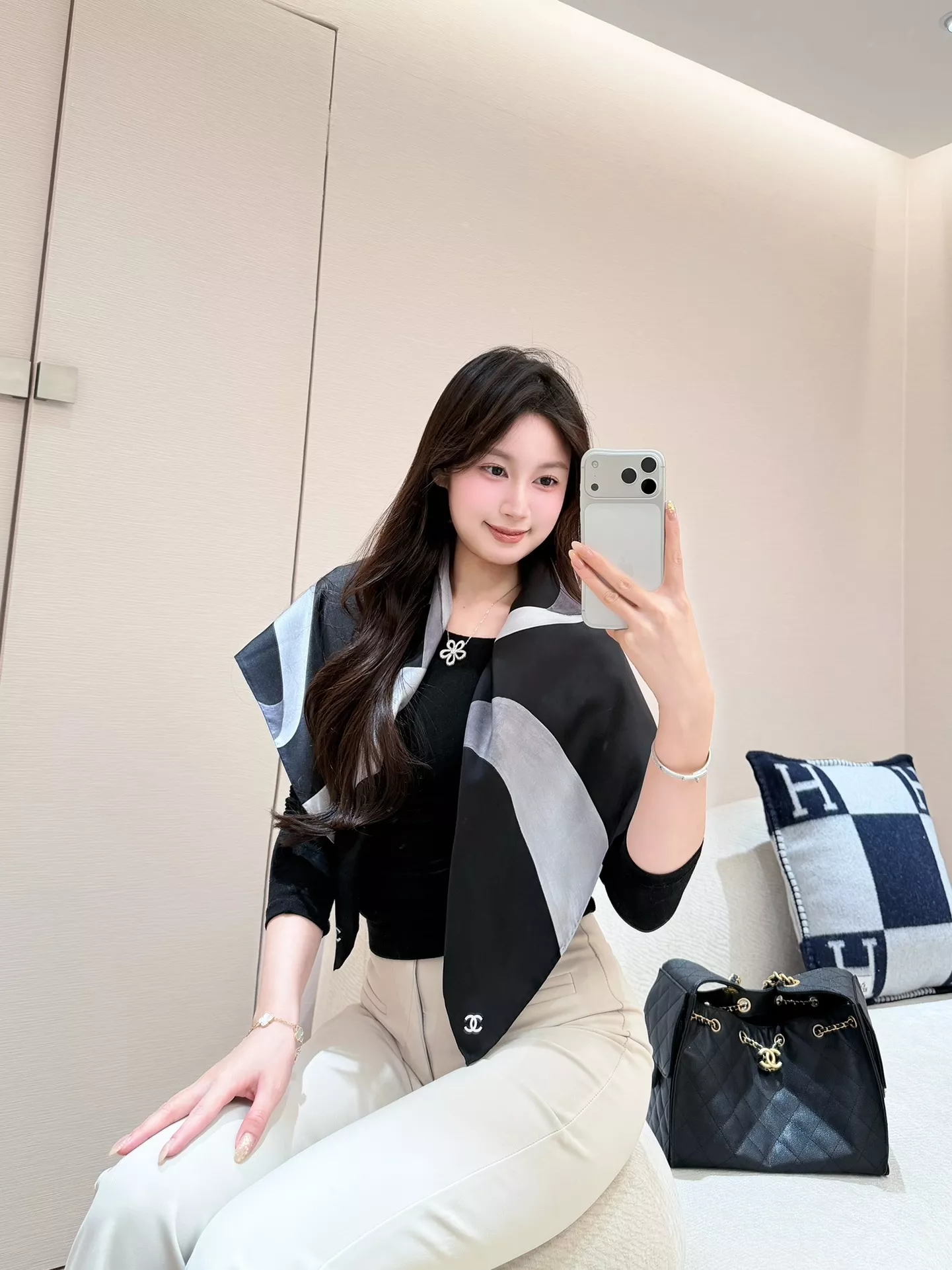 샤넬 리본 로고 실크 스카프 상세 이미지 11