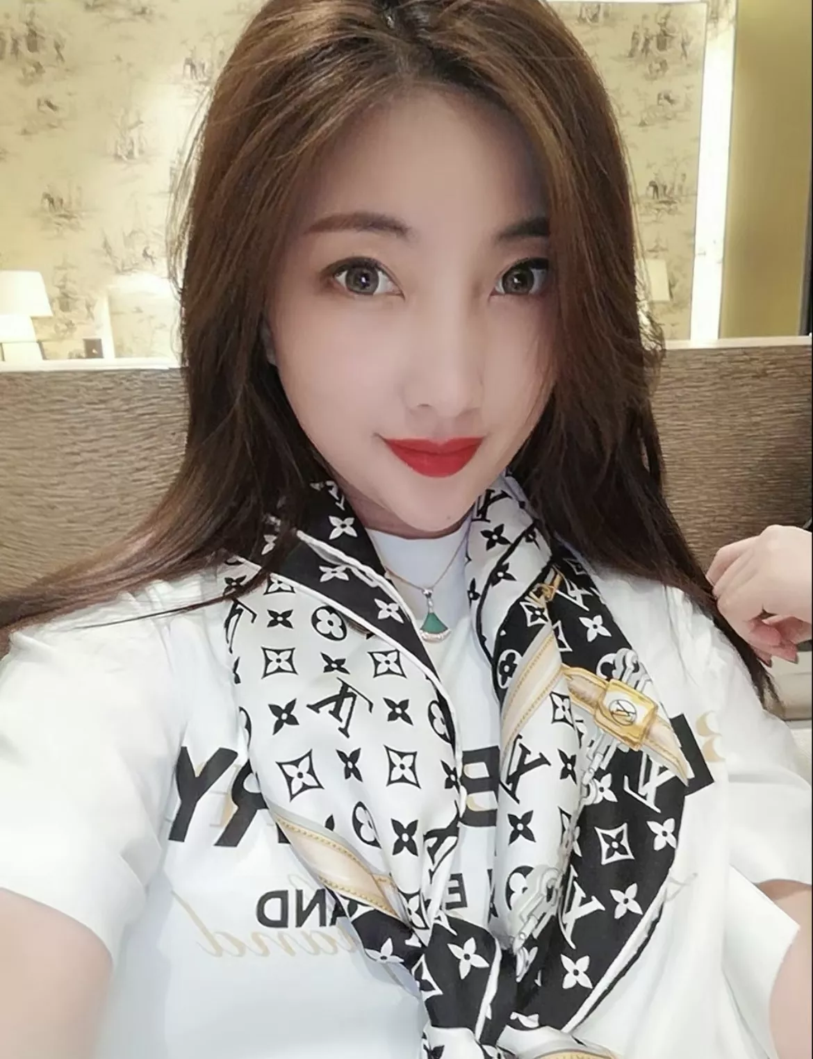 루이비통 클래식 모노그램 실크 스카프 상세 이미지 22