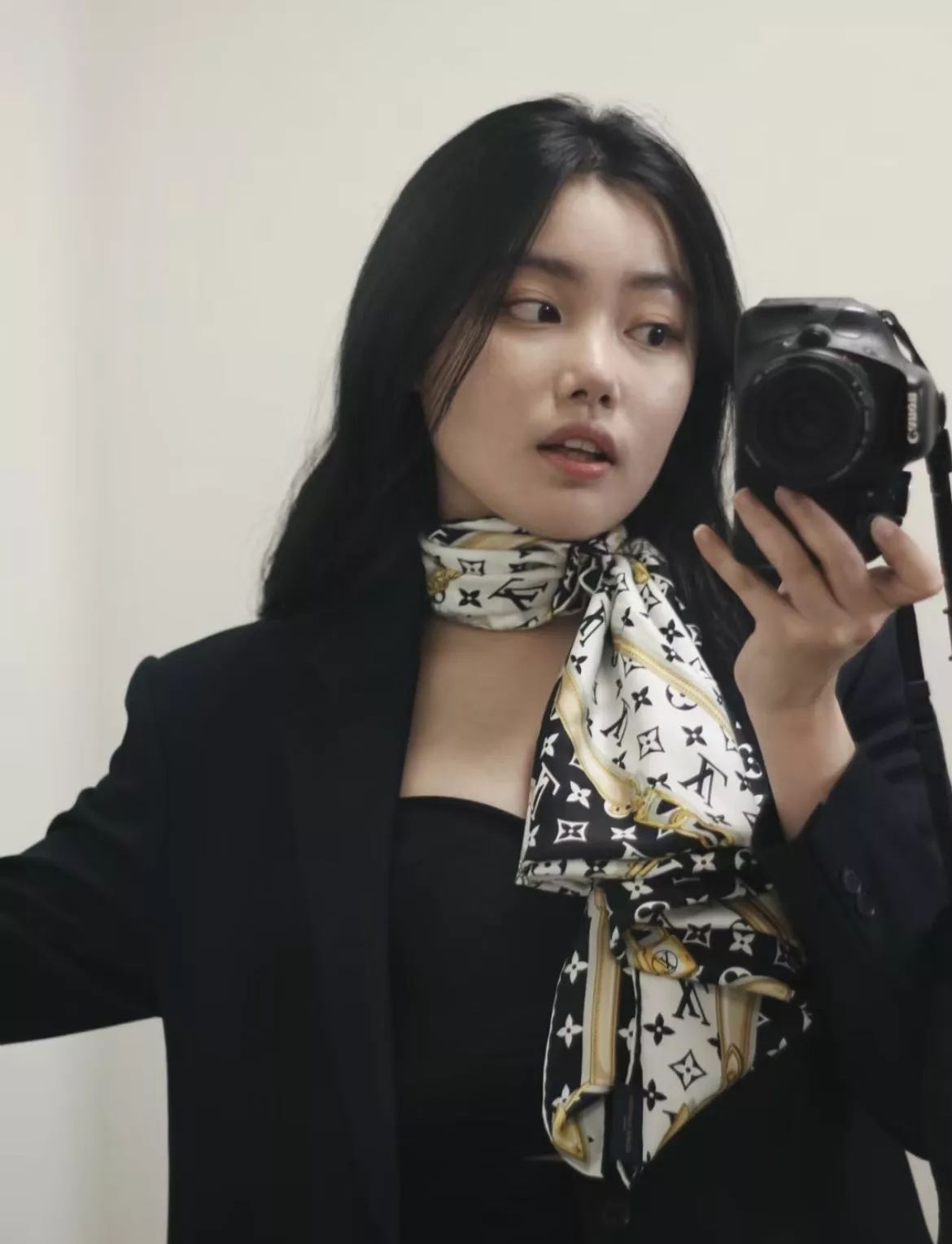 루이비통 클래식 모노그램 실크 스카프 상세 이미지 19