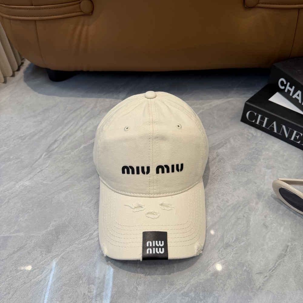 미우미우 심플 로고 포인트 캡