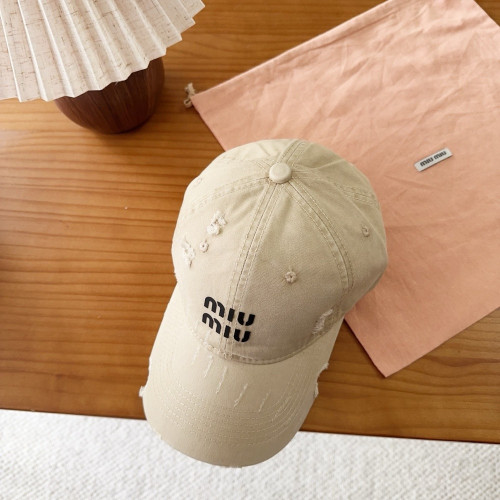 미우미우 자수 로고 베이지 모자