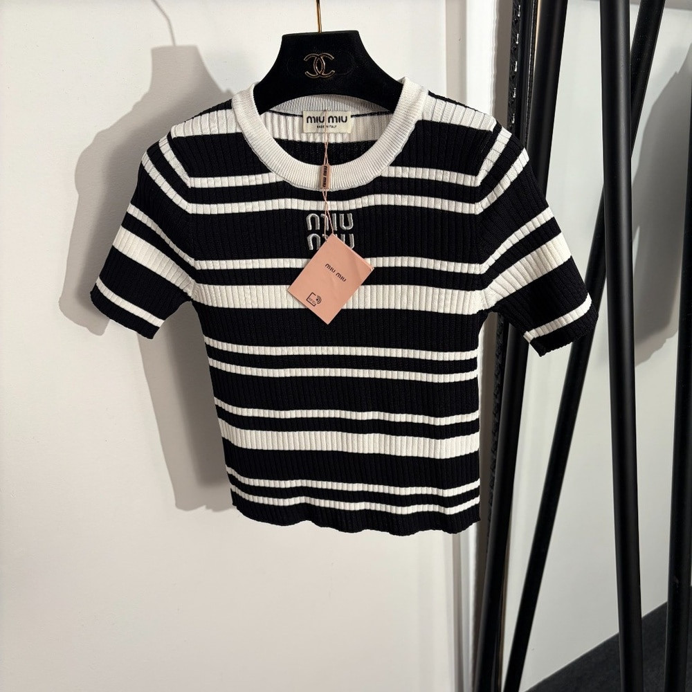 미우미우 로고 자수 배색 스트라이프 반소매 니트