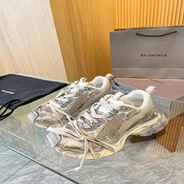 발렌시아가 메시 패널 러닝 슈즈