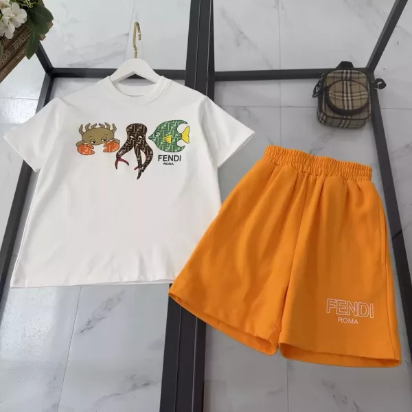펜디 반소매 티셔츠와 반바지 세트