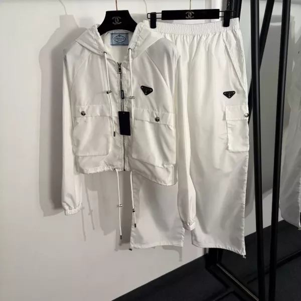 프라다 삼각 장식 후드 바람막이와 카고 팬츠 세트
