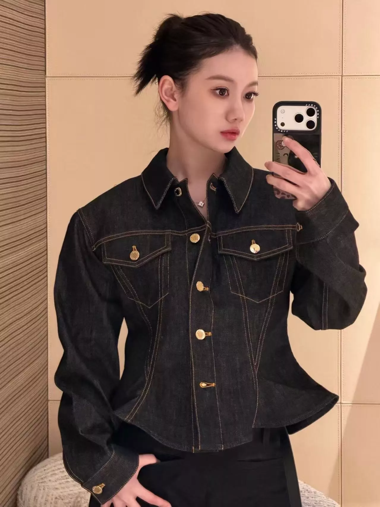 루이비통 프릴 포켓 슬림핏 긴소매 데님 재킷 상세 이미지 11