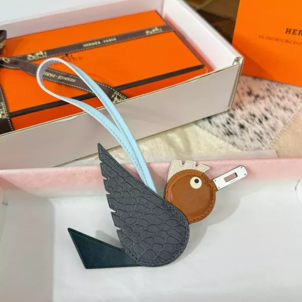 에르메스 버디 새 모양 백 장식