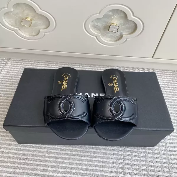 샤넬 더블씨 컷아웃 뮬 샌들