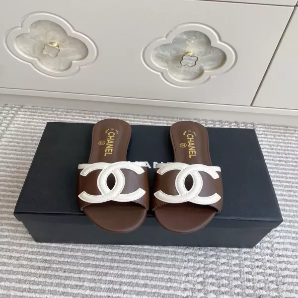 샤넬 더블씨 컷아웃 뮬 슬리퍼
