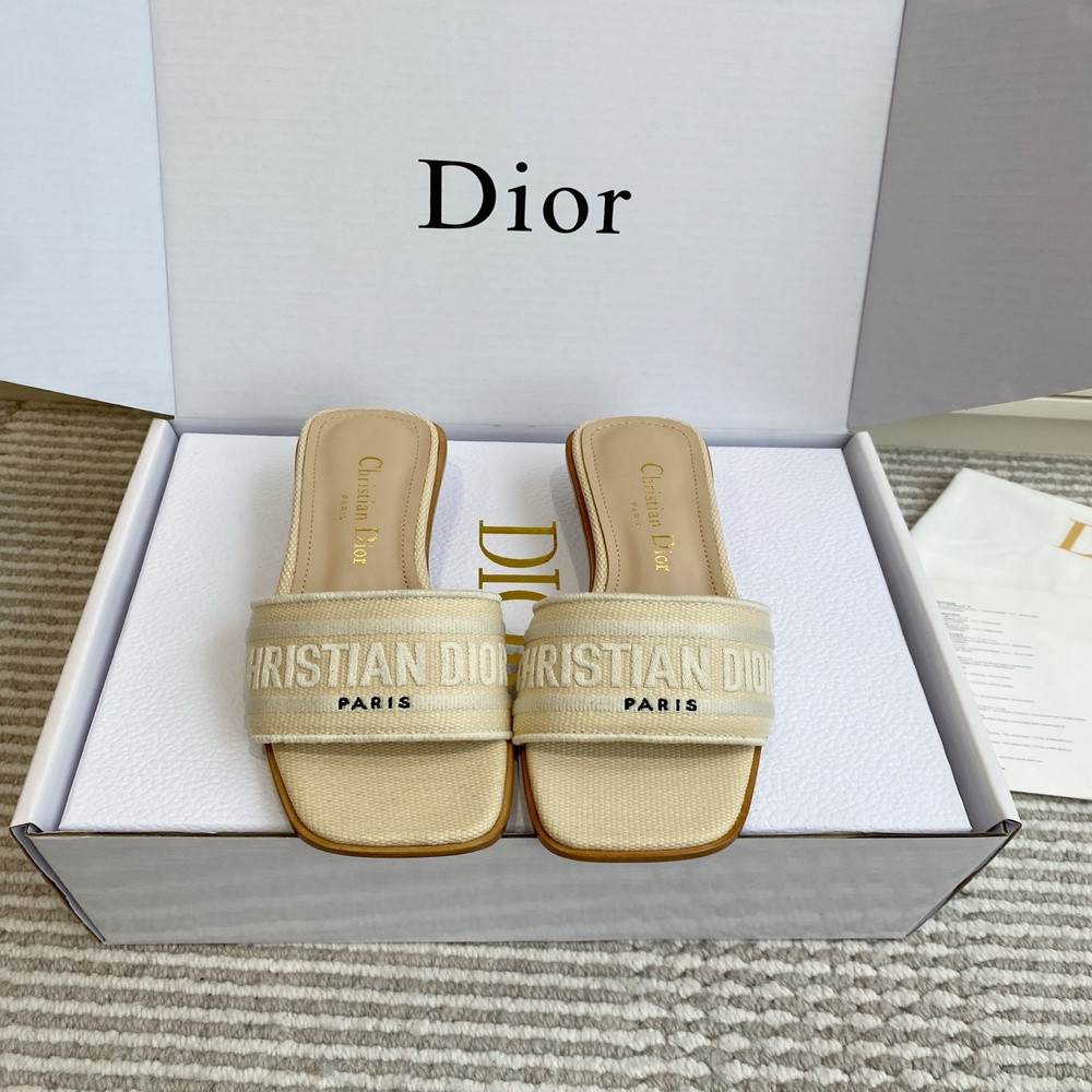디올 디웨이 3D 자수 뮬 슬리퍼