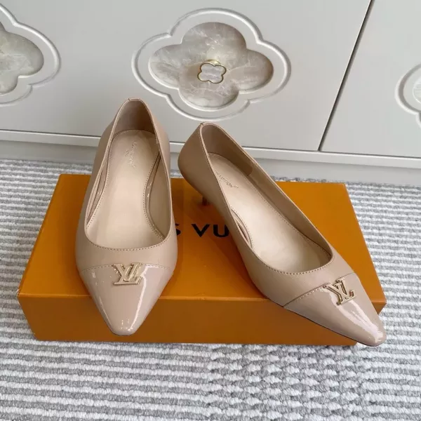 루이비통 LV 금속 장식 포인트 펌프스