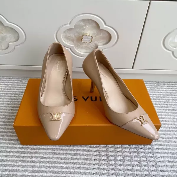 루이비통 LV 금속 장식 포인트 펌프스