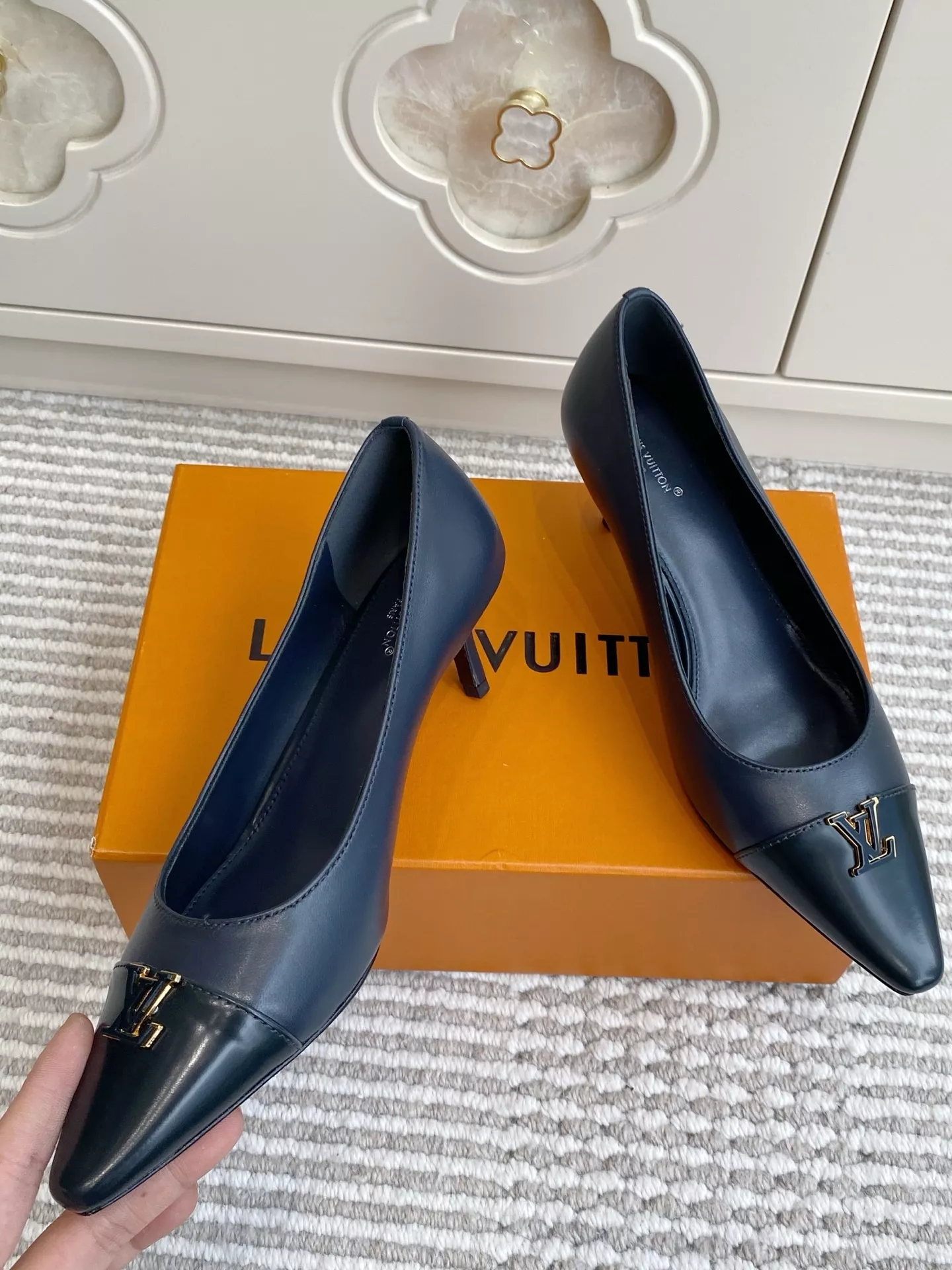 루이비통 LV 메탈 장식 포인트 펌프스 상세 이미지 2