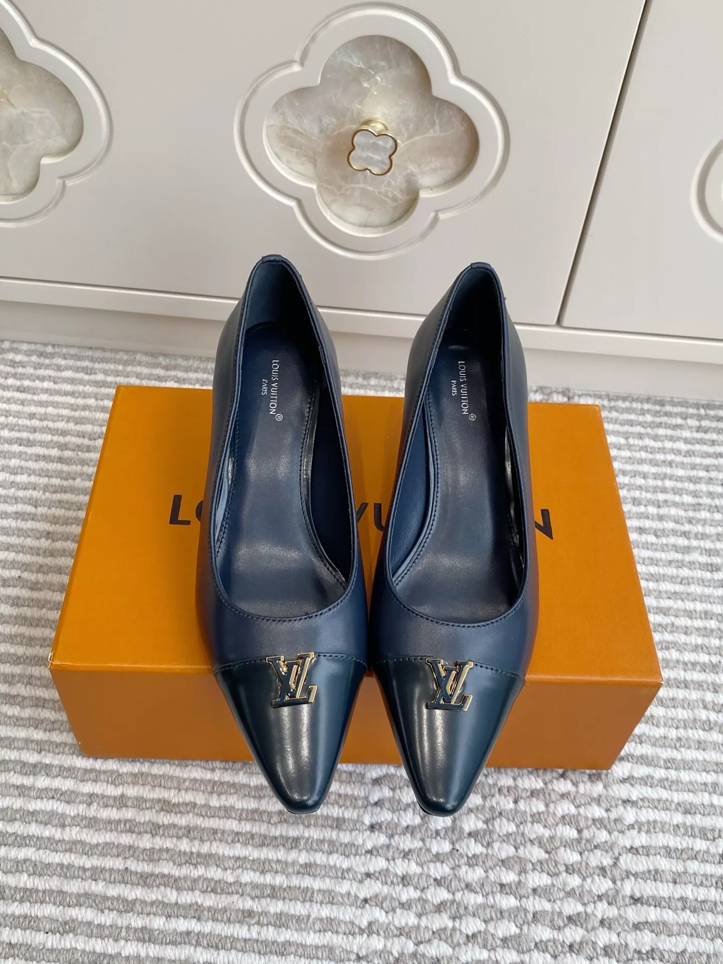 루이비통 LV 메탈 장식 포인트 펌프스 상세 이미지 1