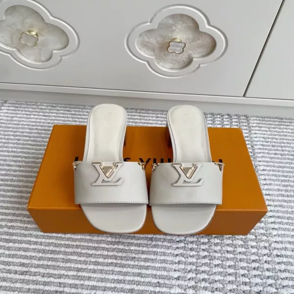 루이비통 브이 메탈 장식 뮬 슬리퍼