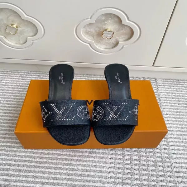 루이비통 모노그램 스터드 뮬 슬리퍼