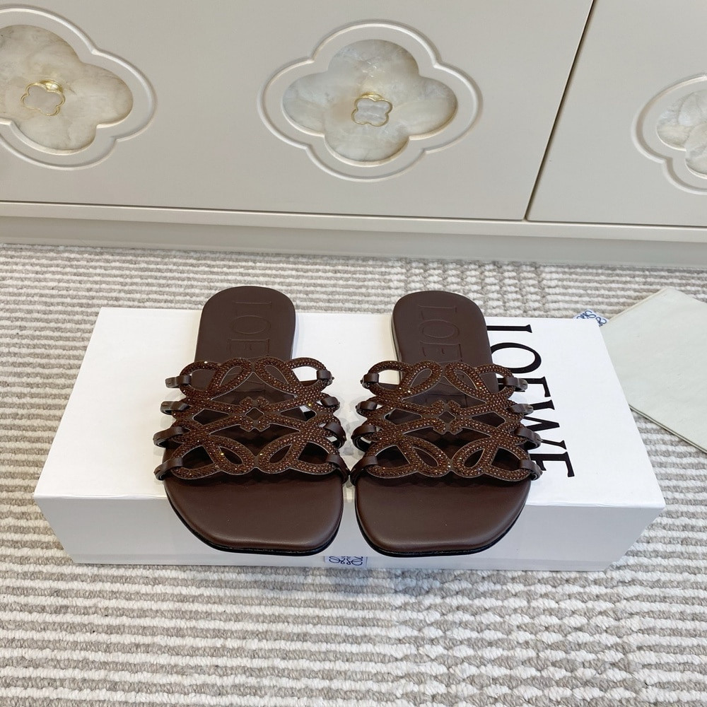로에베 아나그램 펀칭 장식 슬리퍼