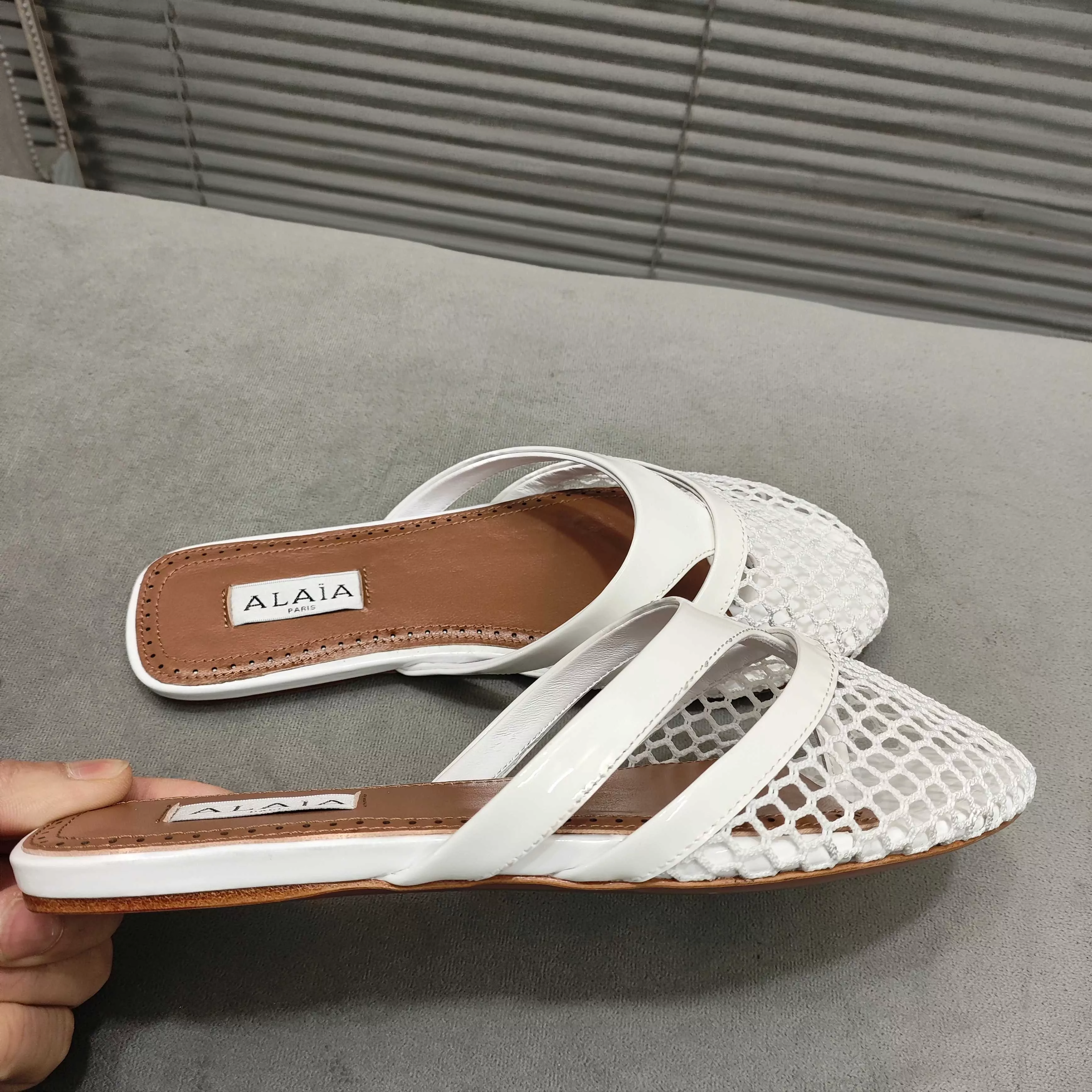 알라이아 페이턴트 레더 반슬리퍼 상세 이미지 7