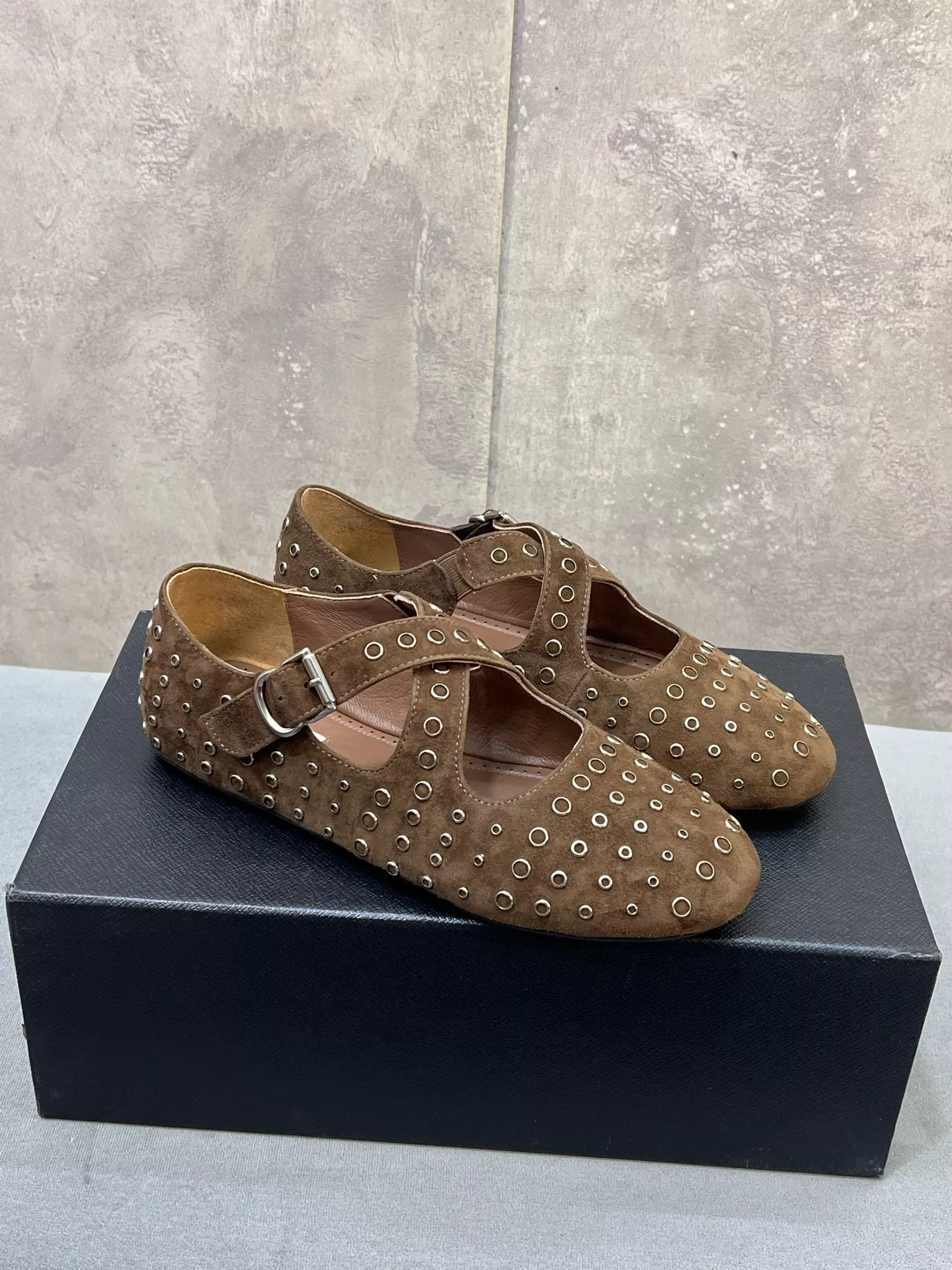 알라이아 스터드 크로스 스트랩 발레 슈즈 상세 이미지 4