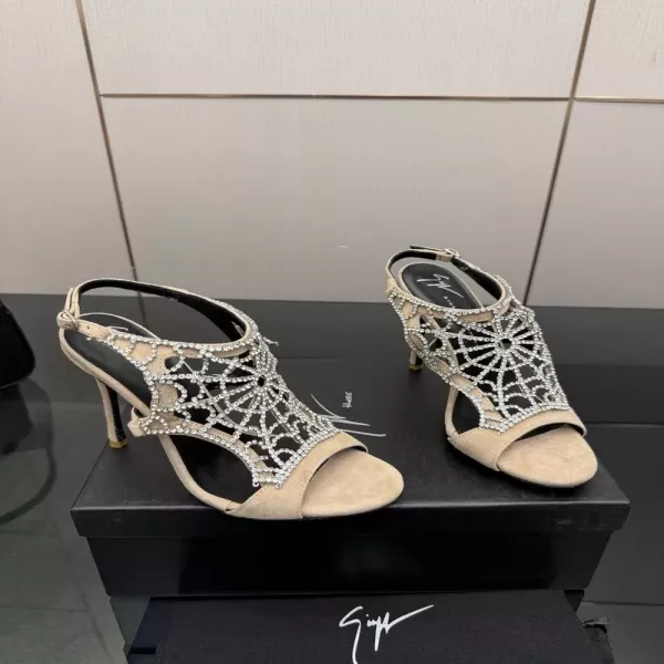 주세페자노티 큐빅 장식 오픈토 하이힐 샌들