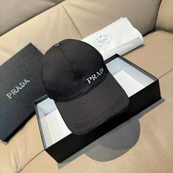 프라다 자수 로고 클래식 캡