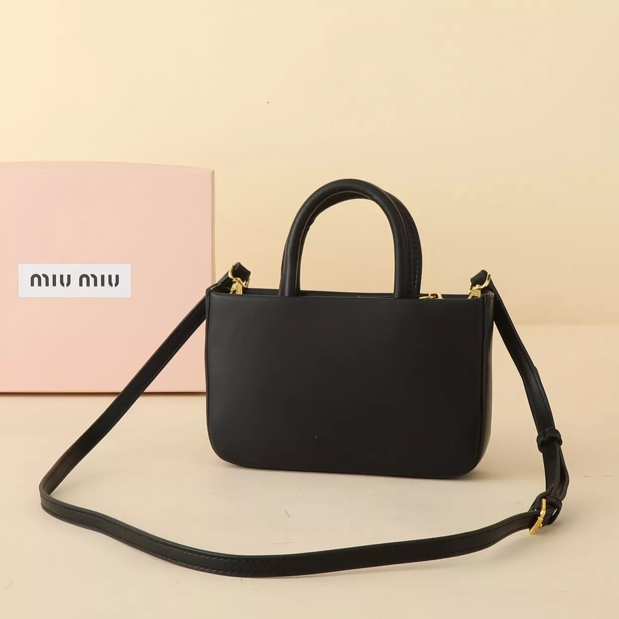 미우미우 로고 포인트 투웨이 핸드백 상세 이미지 4