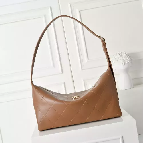 샤넬 퀼팅 레더 호보 숄더백