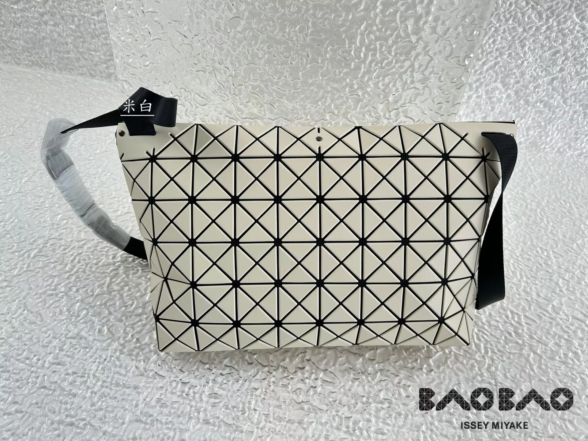 이세이미야케 기하학 패턴 사선 메신저 백 상세 이미지 4