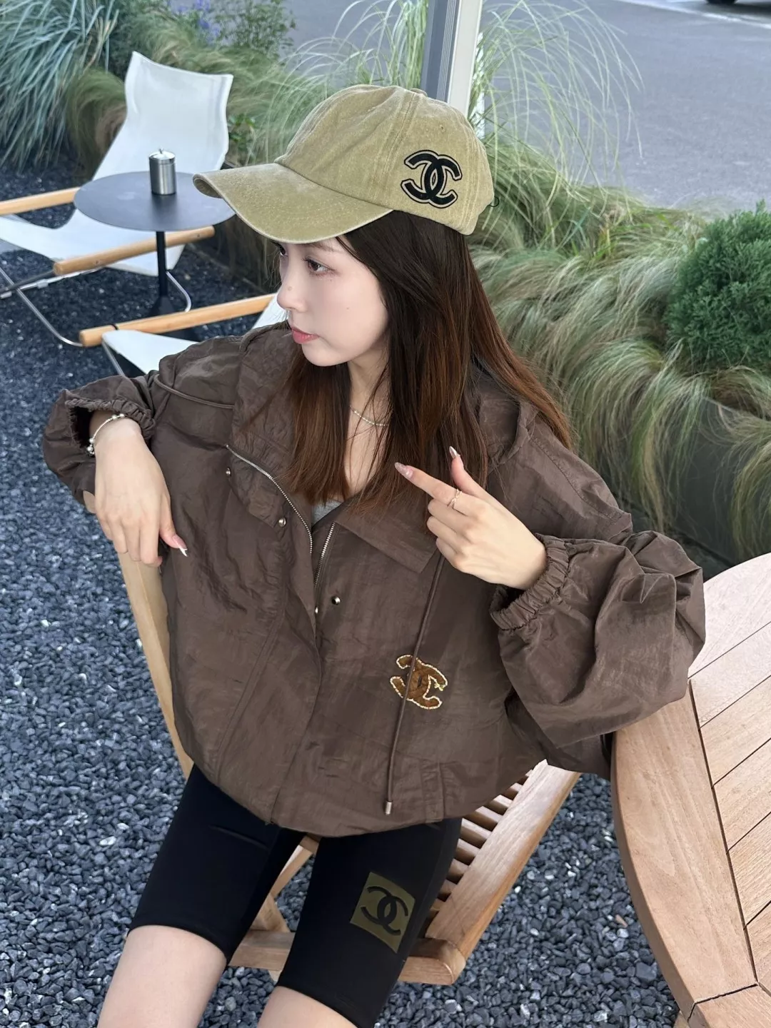 샤넬 더블C 자수 후드 바람막이 재킷 상세 이미지 16