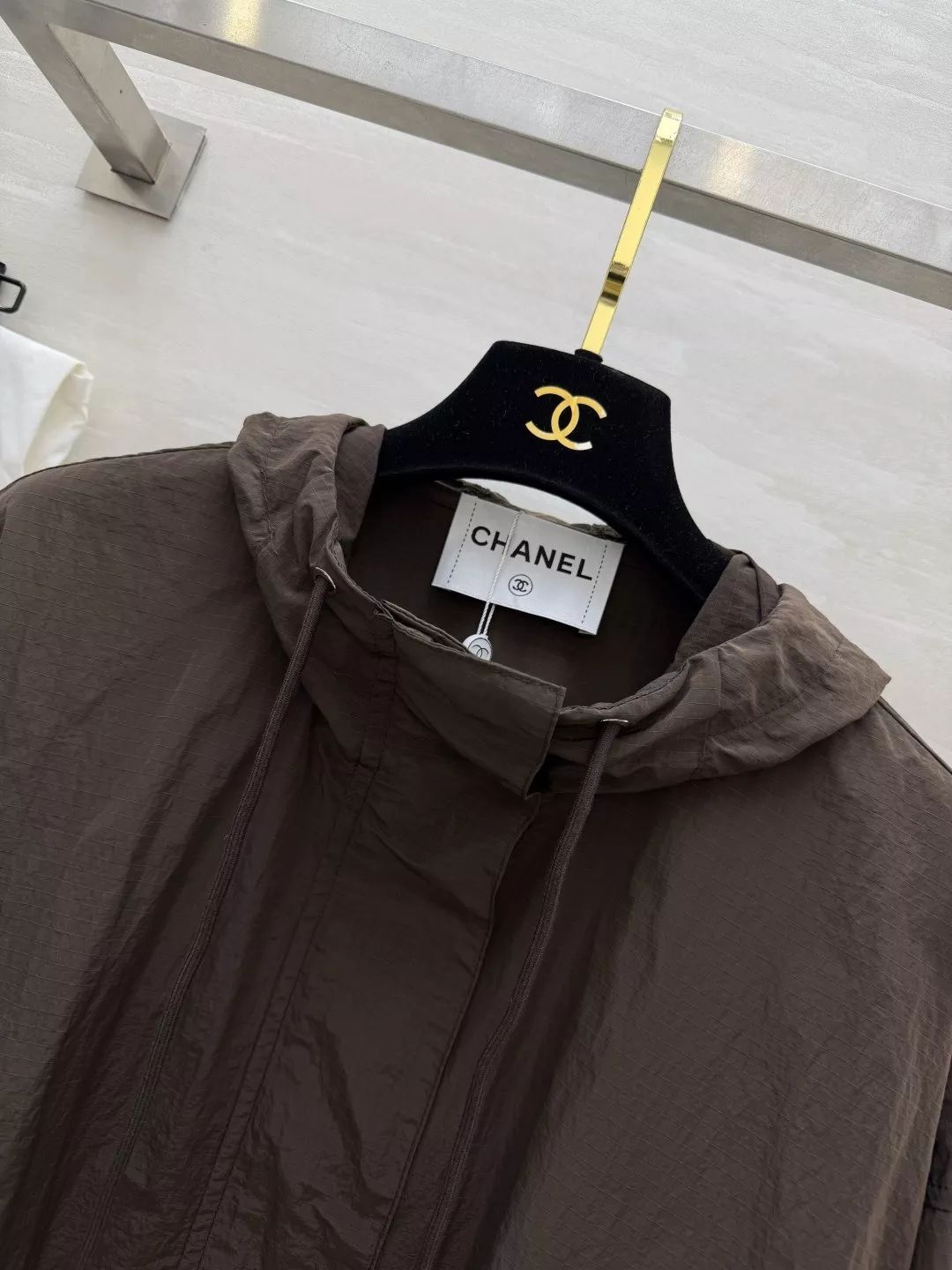 샤넬 더블C 자수 후드 바람막이 재킷 상세 이미지 2